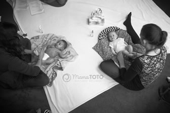 2 babies in massage class in Auckland.